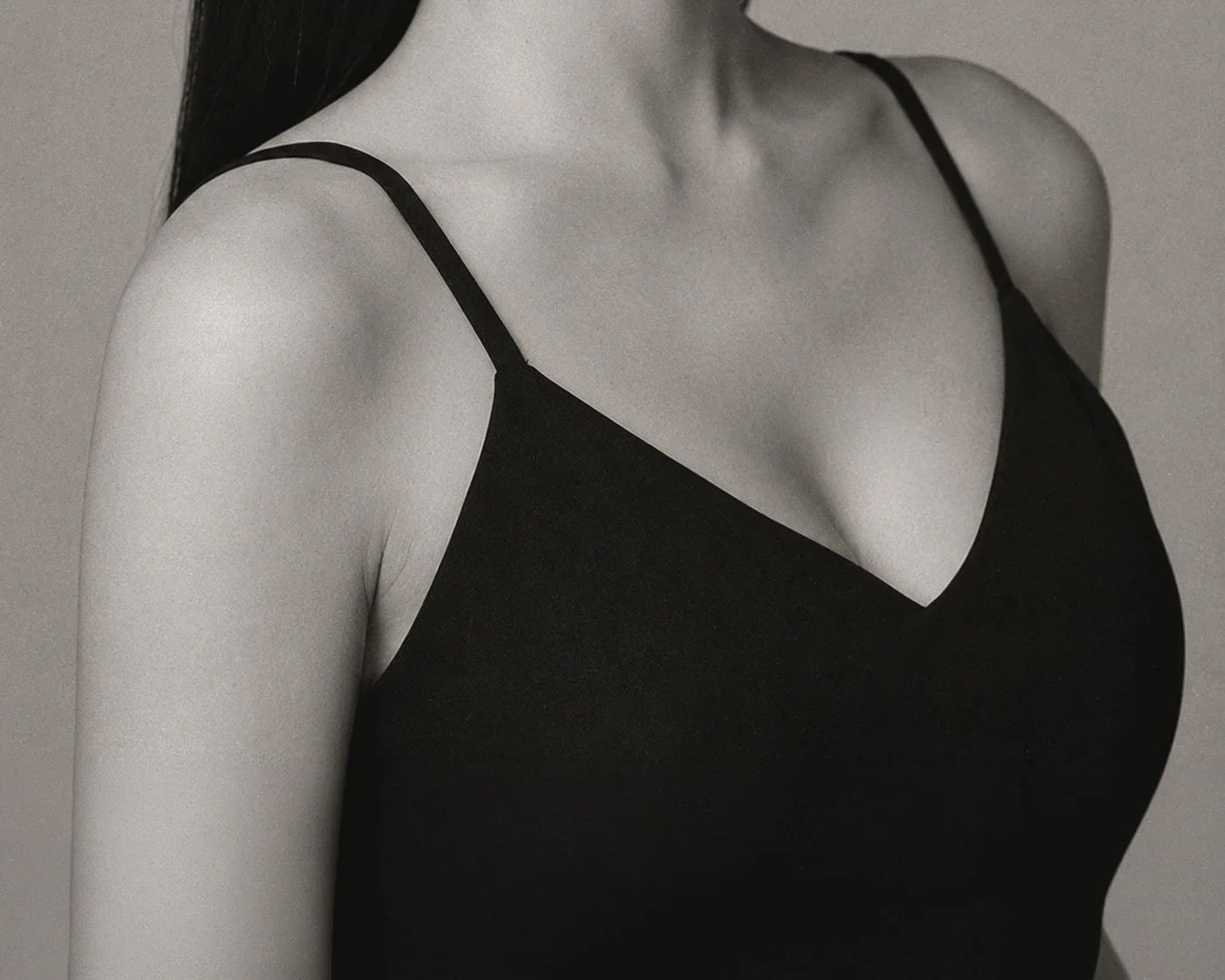 การผ่าตัดยกกระชับหน้าอกและลดขนาดหน้าอก - Amorata Plastic Surgery